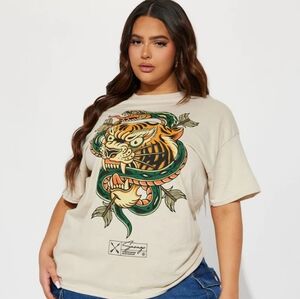 Women's M Savage Graphic T-Shirt